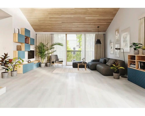 Heller Wohnraum mit Boden in weißer Holzoptik, Holzdecke, grauem Sofa, großen Fenstern und blauen Wandregalen.