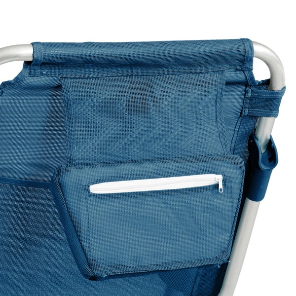 Detail einer blauen Netztasche mit weißem Reißverschluss an der Rückseite eines Stuhls mit silbernem Metallgestell.