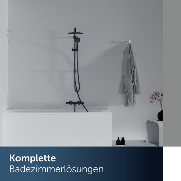 Badezimmer mit Badewanne und Duschsystem