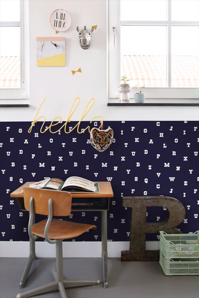 Kinderzimmer mit Schreibtisch, Stuhl und Wanddeko