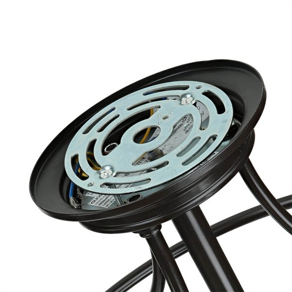 Detailansicht einer Deckenleuchte mit Befestigungselementen.