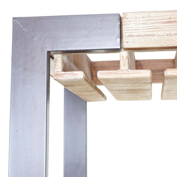 Detailansicht eines Weinregals aus Metall und Holz zur Aufbewahrung von Weingläsern