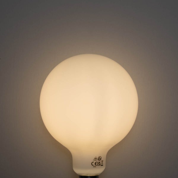 Leuchtende Globe-Lampe aus mattweißem Glas in runder Form.