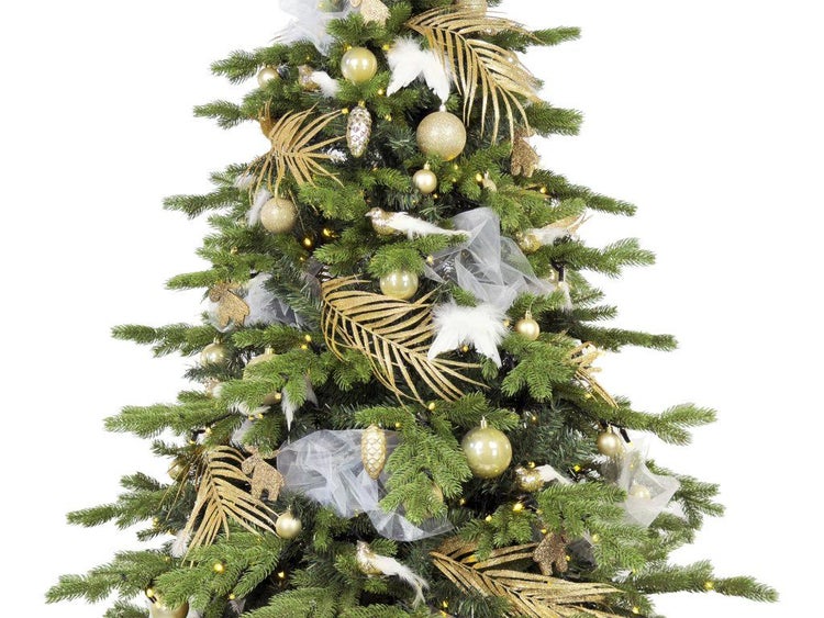 Festlich geschmückter künstlicher Weihnachtsbaum mit goldenen Kugeln, künstlichen Palmblättern, weißen Federn und integrierter Lichterkette.
