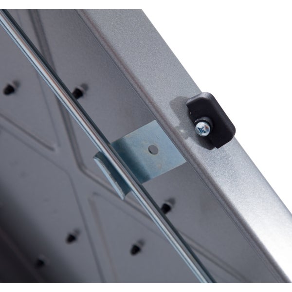 Detailansicht einer Metallkonstruktion mit Schrauben und Streben