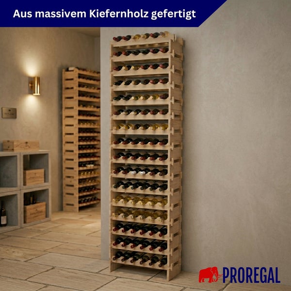 Hohes Weinregal aus massivem Kiefernholz, gefüllt mit zahlreichen Weinflaschen, stehend in einem Weinkeller.