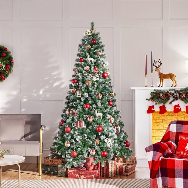 Dekorierter Weihnachtsbaum mit Geschenken im Wohnzimmer