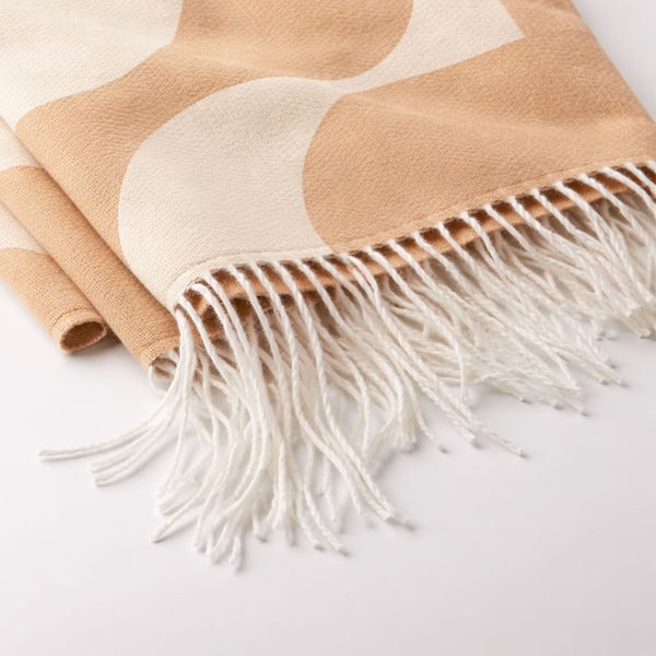 Beige-weiche Tagesdecke mit Fransen