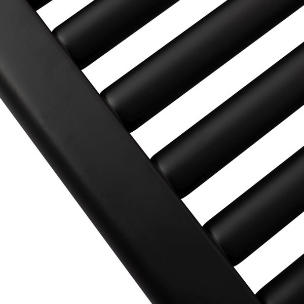 Detailansicht eines schwarzen Heizkörpers mit waagerechten Rundrohren und einem vertikalen Profil.