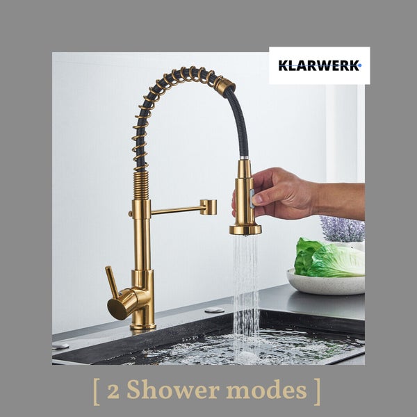 Goldfarbene Küchenarmatur von Klarwerk mit Spiralfeder, zwei Strahlarten und Handbrause in Benutzung über einer Spüle. Klarwerk Logo.