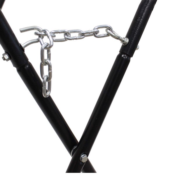 Detailansicht eines Gestells mit Metallkette