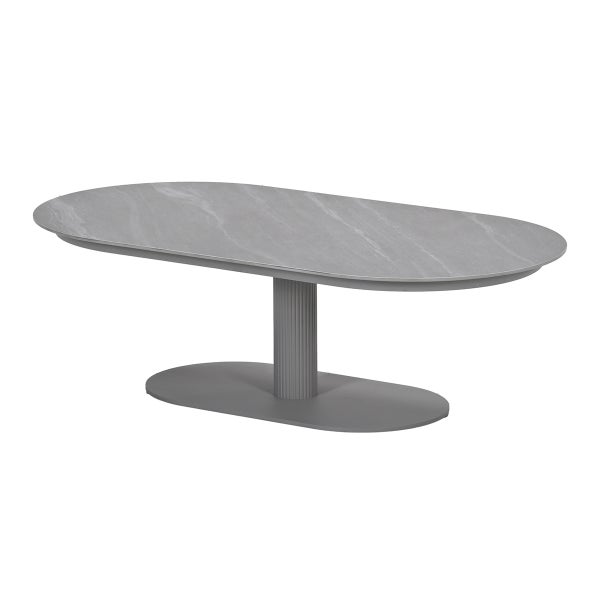 Ovaler Couchtisch mit grauer Tischplatte in Steinoptik, geriffeltem Mittelfuß und ovaler Bodenplatte.