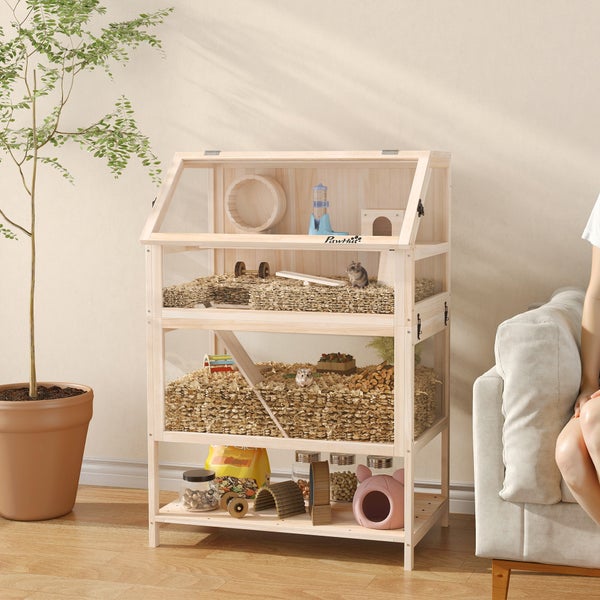 Dreistöckiges Hamstergehege aus Holz mit Acrylscheiben, Zubehör und Stauraum in einem hellen Wohnzimmer. PawHut Logo.