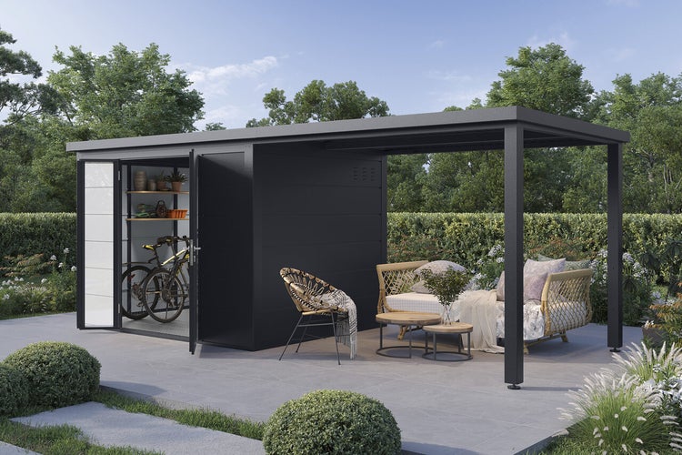 Modernes Gartenhaus aus Metall mit integriertem Terrassendach und offenem Lounge Bereich, steht auf einer Terrasse im Garten.