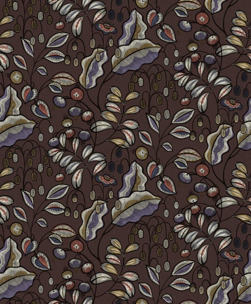 Esszimmer mit floral gemusterter Tapete, Holztisch und Stuhl