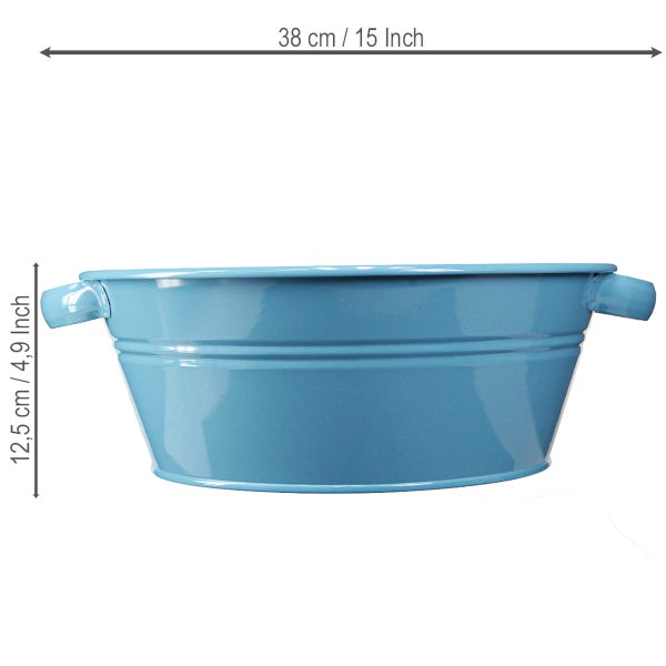 Blaue Metallwanne mit zwei Griffen, Breite 38 Zentimeter, Höhe 12,5 Zentimeter.
