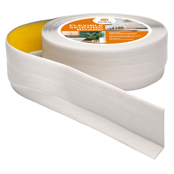 Quest selbstklebende flexible Weichsockelleiste auf der Rolle mit Holzoptik.
