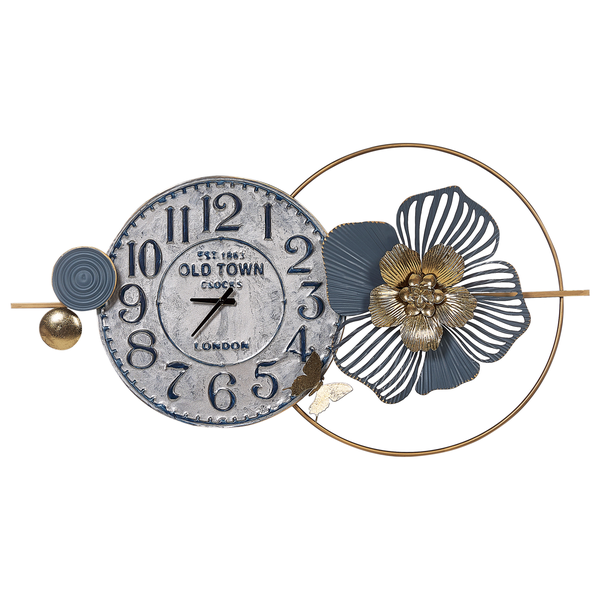 Wanduhr aus Metall mit dekorativem Blumenmotiv, rundem Zifferblatt im Vintage-Stil und Schmetterlings-Detail.