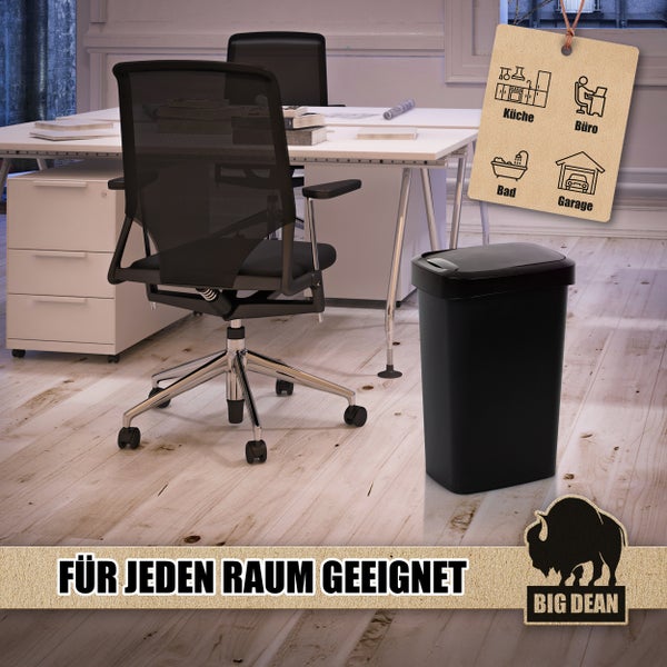 Büro Szene mit Schreibtisch, Bürostuhl und schwarzem Treteimer