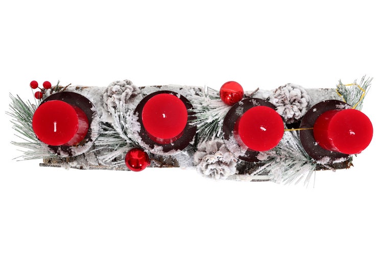 Adventsgesteck mit vier roten Kerzen, Tannenzapfen und Dekoration auf Holztablett