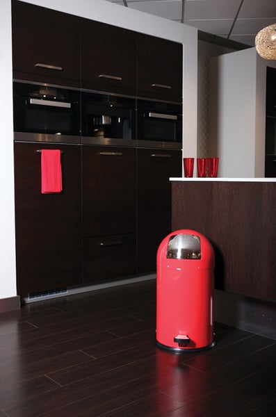 PROREGAL Stilvoller Eleganter Abfalleimer Mit Starkem Fußpedal und Verzinktem Inneneimer 33 Liter HxBxT 70 x 38 x 37,5 cm Rot