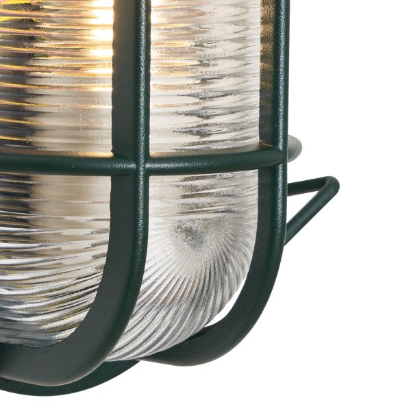 Detailansicht einer dunkelgrünen Außenwandleuchte mit Metallkäfig und geriffeltem Glas.