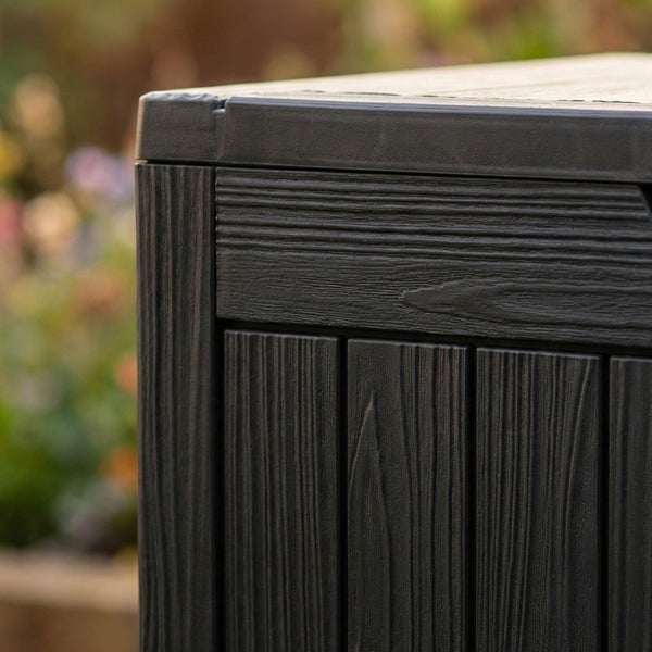 Nahaufnahme einer Gartenbox aus Kunststoff mit Holzoptik und strukturierter Oberfläche.