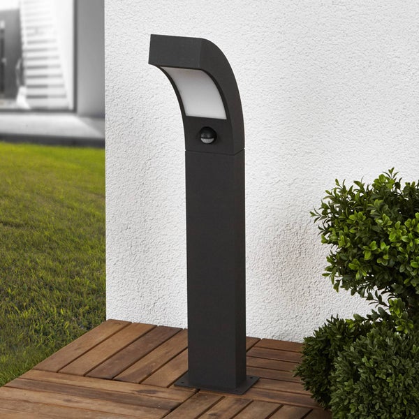 LED Außen-Stehleuchte mit Bewegungsmelder, Wegeleuchte aus Metall für Garten und Terrasse auf Holzdeck.