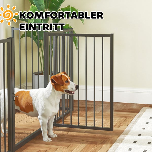 Hund läuft durch ein geöffnetes Metallschutzgitter für Haustiere in einem hellen Zimmer mit Holzboden.