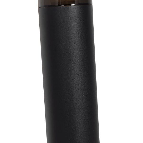 Nahaufnahme einer zylindrischen Außenleuchte aus matt schwarzem Metall mit einem transparenten Aufsatz.