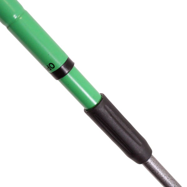 Grüne Teleskopstange mit schwarzem Verstellmechanismus und Griff.