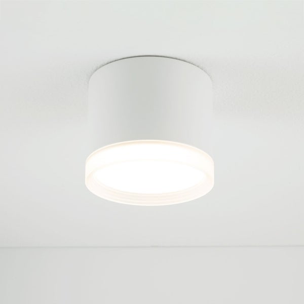 Weiße Deckenleuchte an der Decke montiert