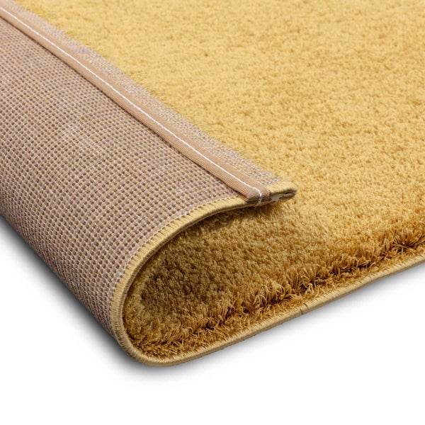 Hochflor-Teppich mit Detailansicht der Oberfläche und der gewebten Rückseite mit eingefasstem Rand.