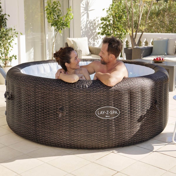 Aufblasbarer Lay-Z-Spa Bali Whirlpool mit zwei Personen im Garten