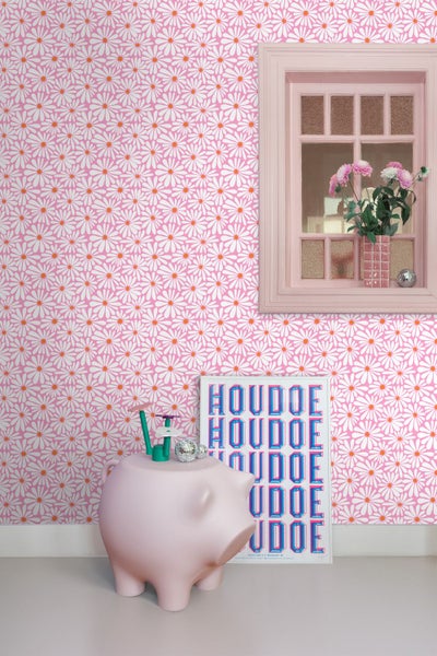 Rosa Raum mit Tapete mit Blumenmuster, Fenster, Poster und Sparschwein