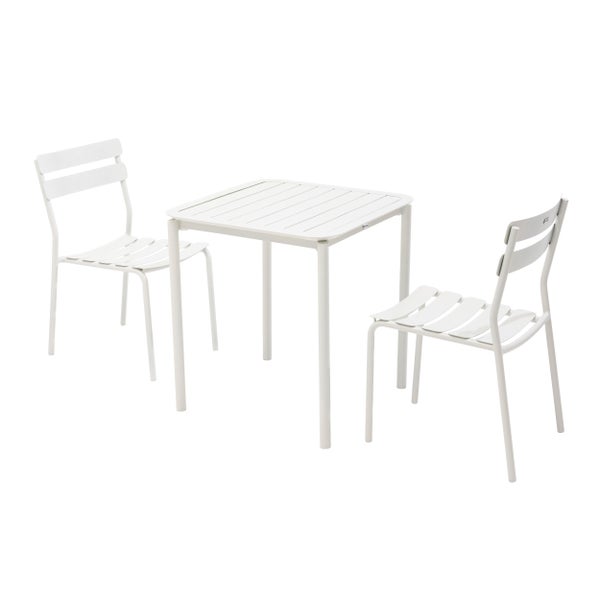 Gartenmöbel-Set bestehend aus einem quadratischen Tisch und zwei Stühlen aus Metall in Weiß mit Latten-Design.