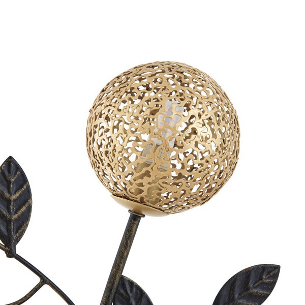 Dekorative Solarleuchte in Kugelform mit Blattornamenten.
