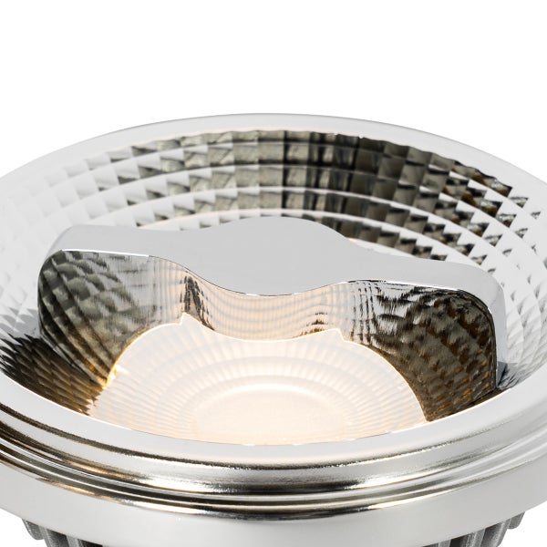 Nahaufnahme eines chromfarbenen LED-Leuchtmittels mit facettiertem Reflektor und Steg über der Lichtquelle.