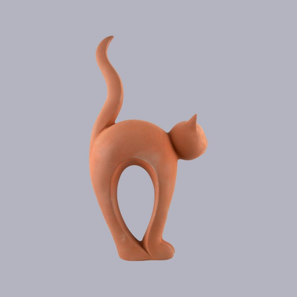 Stilisierte Gartenfigur Katze aus Terrakotta mit aufrechtem Schwanz.