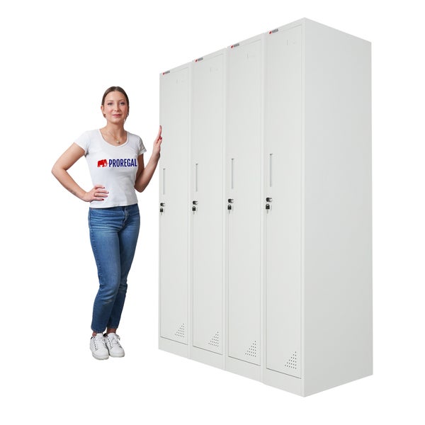 Metallspind mit vier Abteilen, lichtgrau, abschließbar, mit Lüftungsschlitzen, Proregal Logo, neben einer Person zum Größenvergleich.