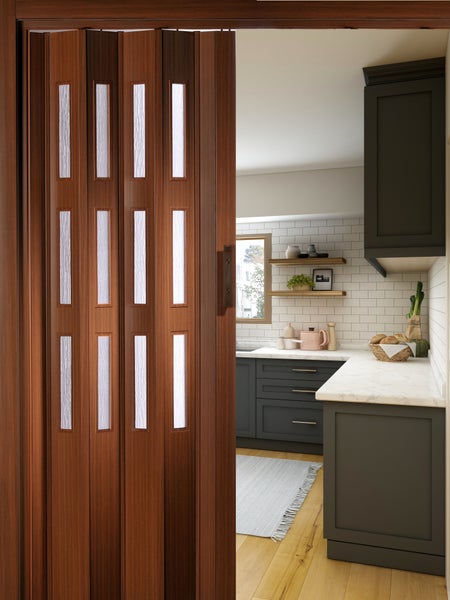 Holz Schiebetür mit Glaseinsätzen vor einem Küchenbereich