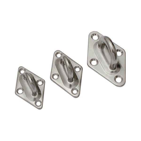 Drei Augplatten aus Edelstahl in Rautenform in verschiedenen Größen mit jeweils vier Befestigungslöchern.