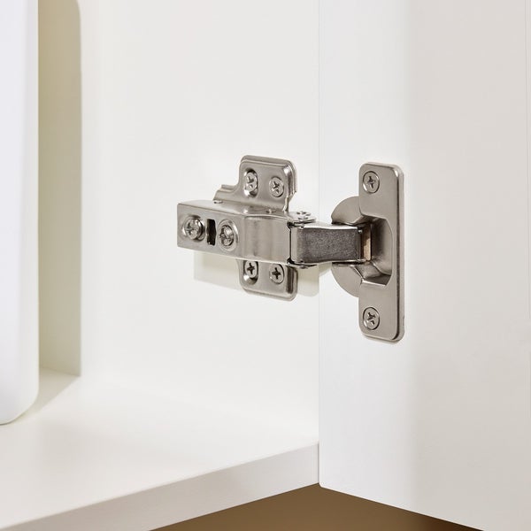 Möbelscharnier aus Metall an weißer Tür