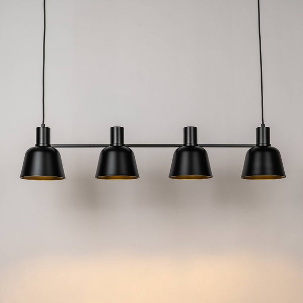 Schwarze Hängelampe mit vier Lampenschirmen