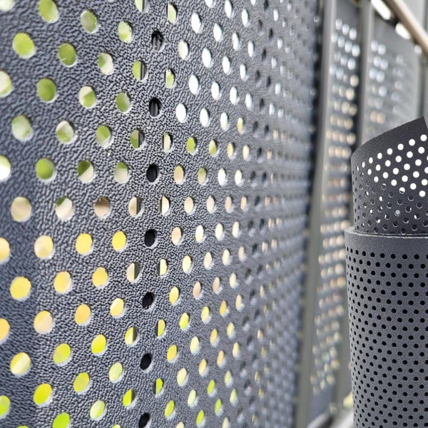 Metallzaun mit Lochmuster für Garten und Grundstück