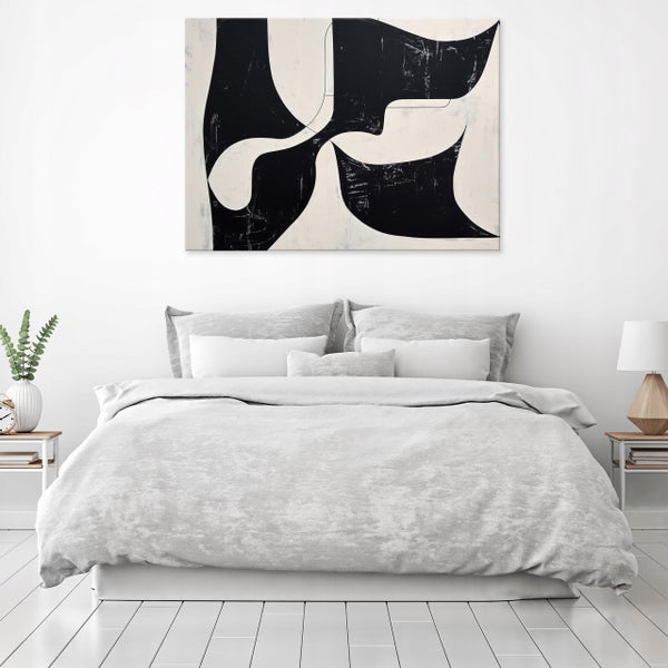 Schlafzimmer mit Bett und abstrakter Kunst an der Wand