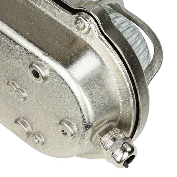 Detailansicht einer robusten Industrieleuchte aus Metall mit Schutzkorb