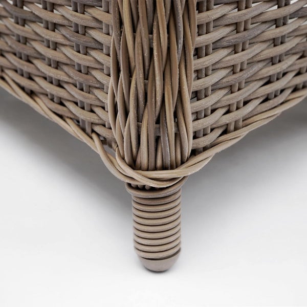 Detailaufnahme eines Gartenmöbelfußes aus Polyrattan-Geflecht.