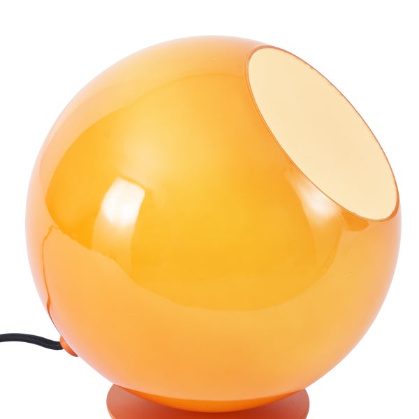 Kugelförmige Tischleuchte in Orange mit schräger Öffnung und schwarzem Kabel.
