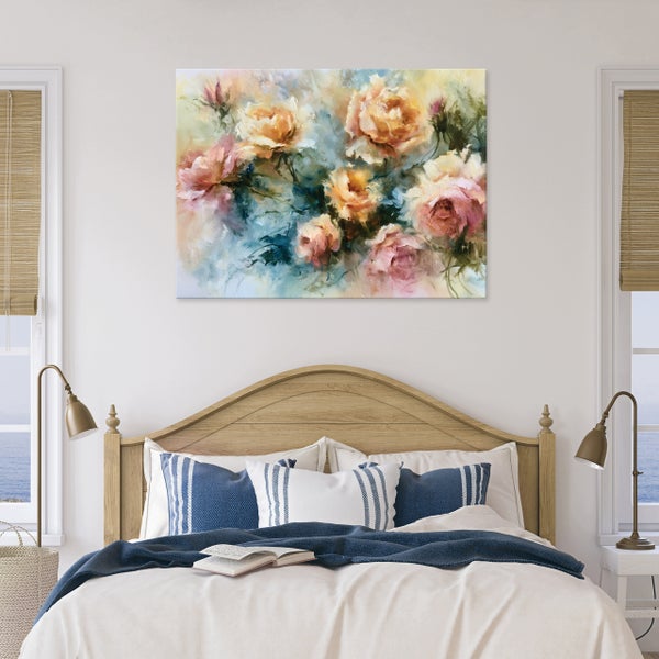 Wandbild mit abstraktem Rosengemälde über einem Eichenholzbett in einem gemütlichen Schlafzimmer.